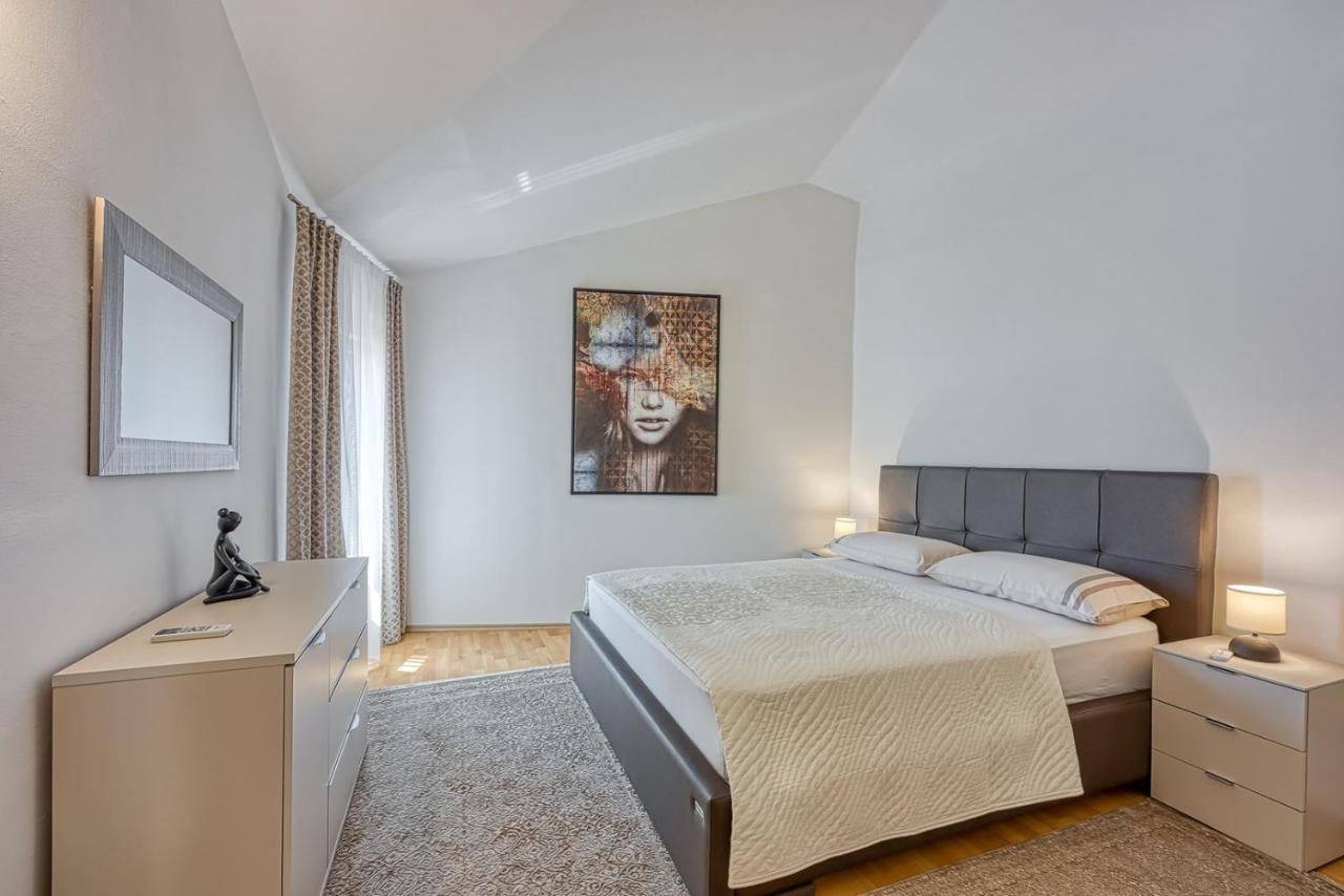 Sara Luxury In City Center Porec Exterior photo