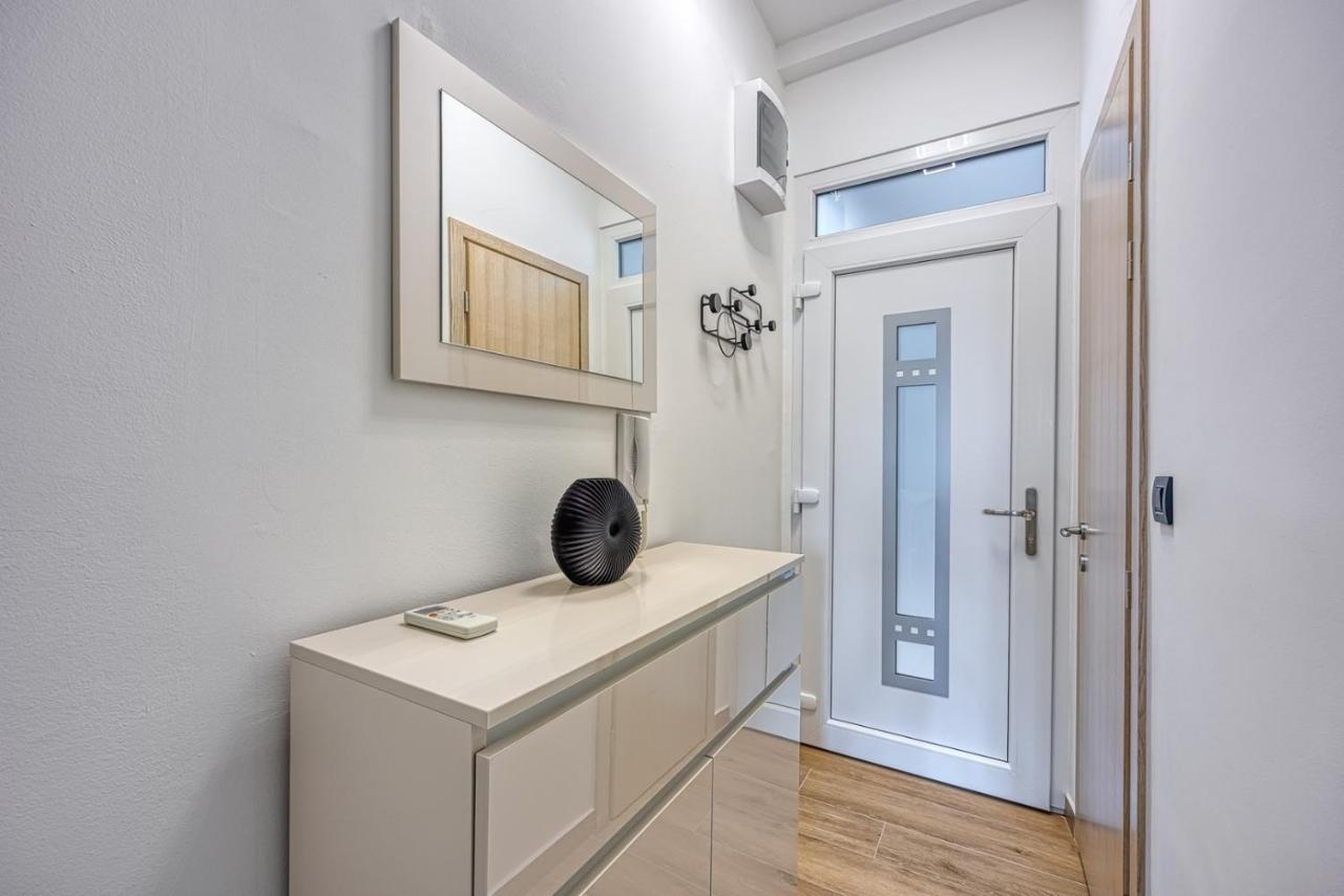 Sara Luxury In City Center Porec Exterior photo