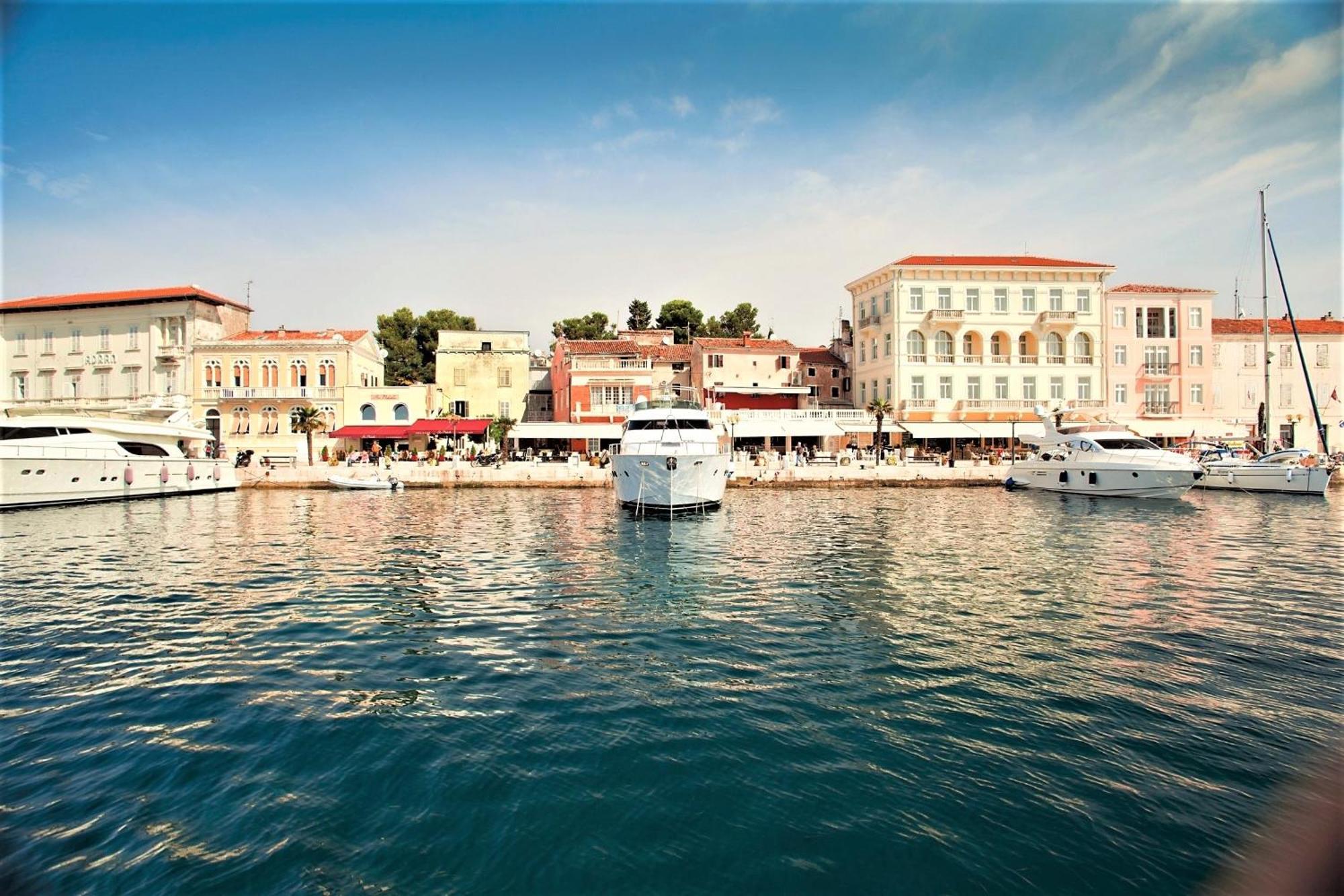 Sara Luxury In City Center Porec Exterior photo